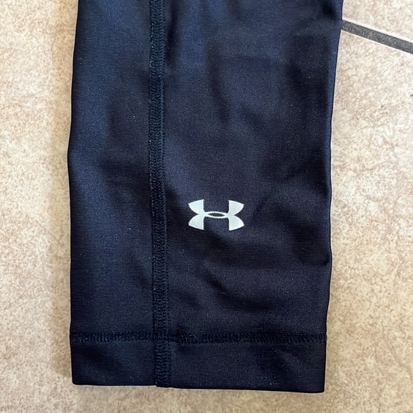 Under Armour Compression Cropped Athletic Leggings - Picture 2 of 5